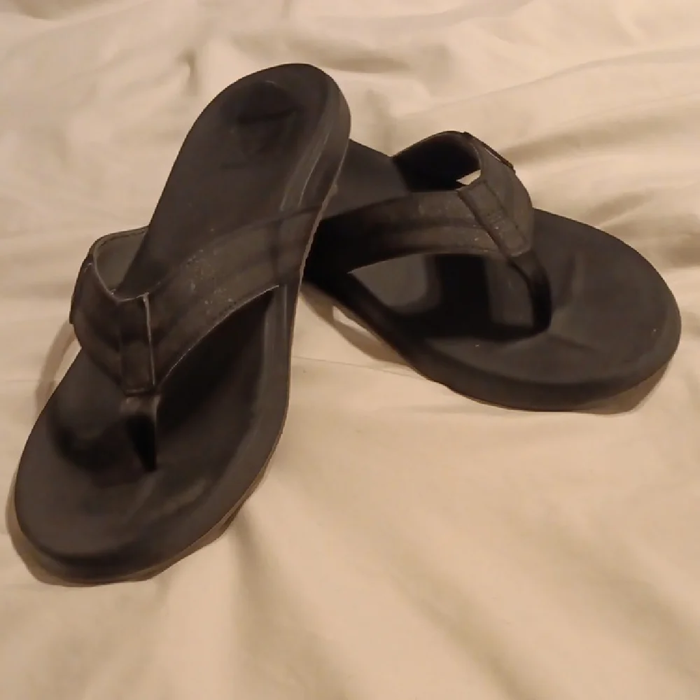 Reef Black Flip-Flops - Picture 1 of 8